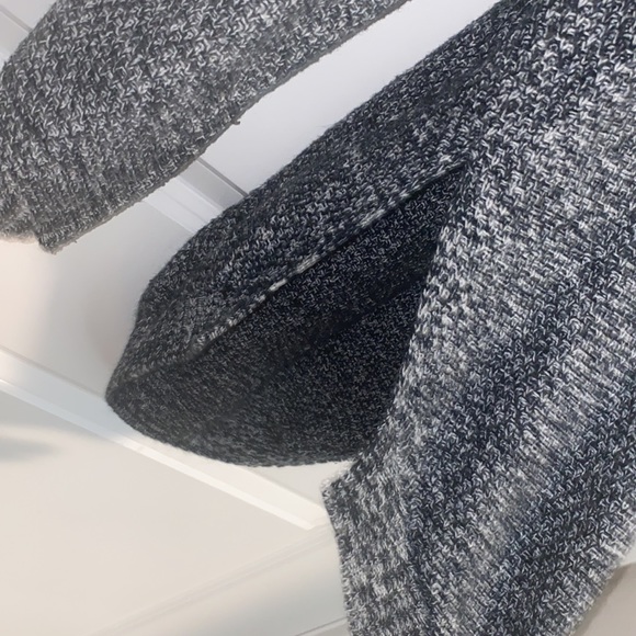 Black and white sweater - Picture 2 of 2